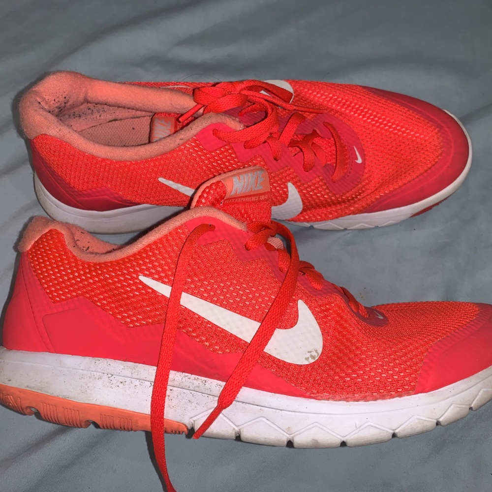 Tennis shoes